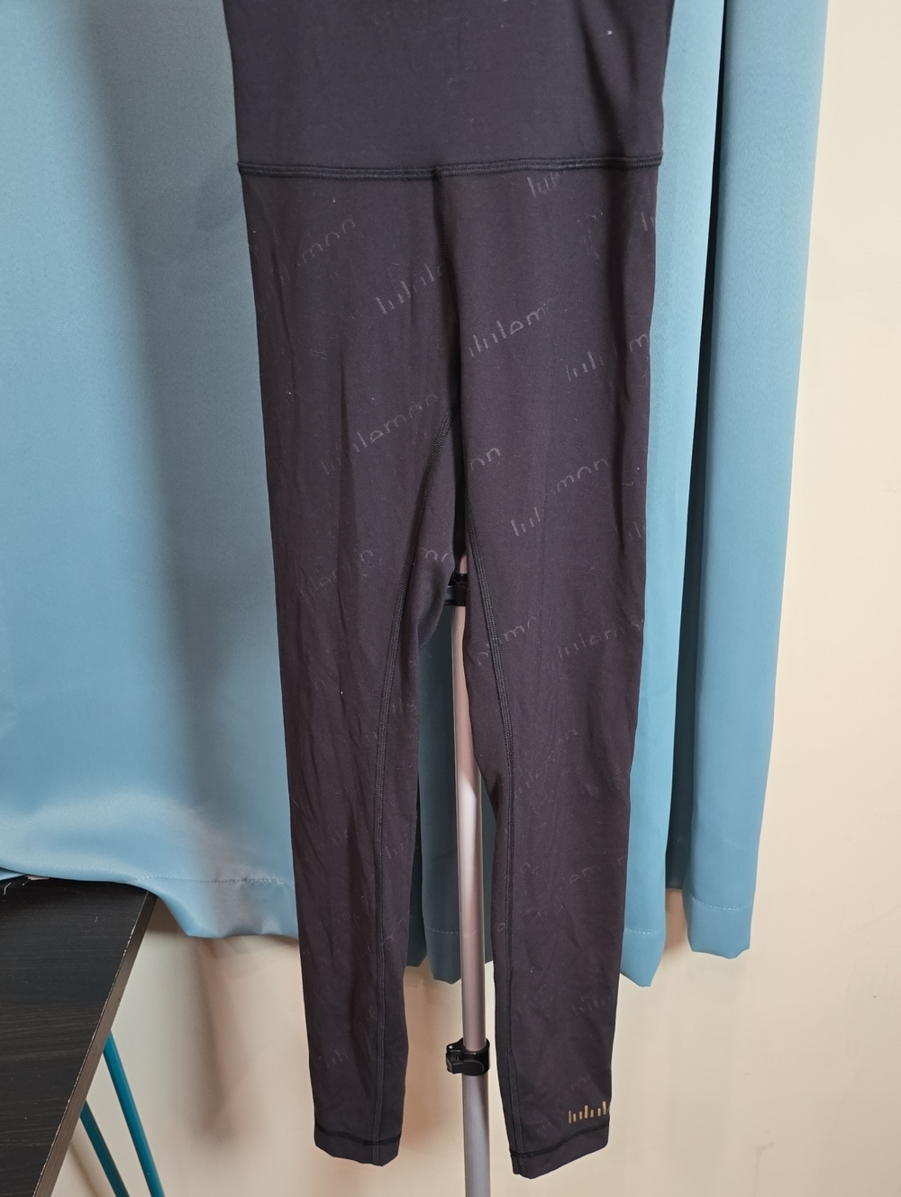 lululemon Womder Train Special Edition Logos Size 4